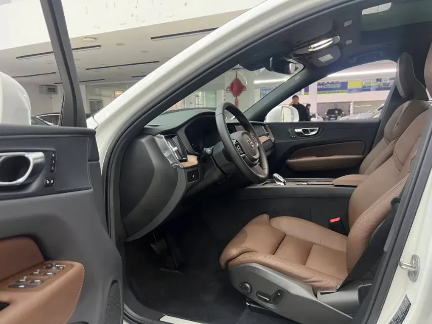 2025 Volvo XC60 2.0T 250HP L4 8AT,autocango,china used car exporter,china ev exporter,chinese used car exporter,chinese used ev exporter