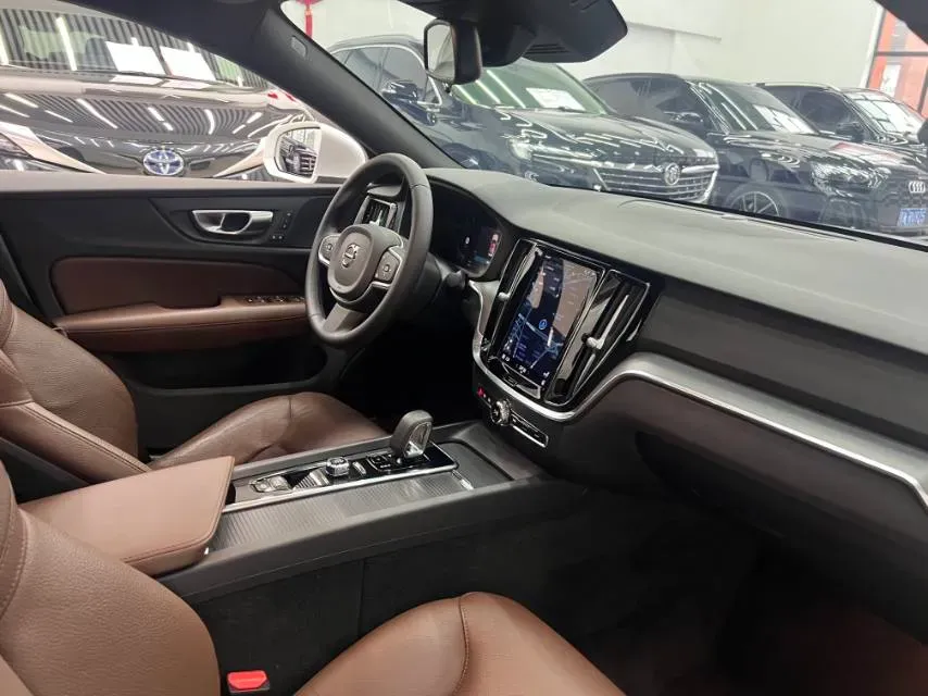 2025 Volvo S60 2.0T 197HP L4 7DCT,autocango,china used car exporter,china ev exporter,chinese used car exporter,chinese used ev exporter