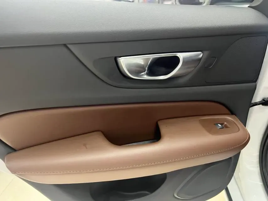 2025 Volvo S60 2.0T 197HP L4 7DCT,autocango,china used car exporter,china ev exporter,chinese used car exporter,chinese used ev exporter