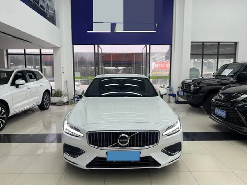 2025 Volvo S60 2.0T 197HP L4 7DCT,autocango,china used car exporter,china ev exporter,chinese used car exporter,chinese used ev exporter