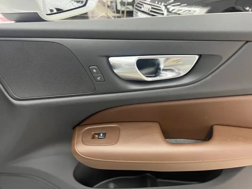 2025 Volvo S60 2.0T 197HP L4 7DCT,autocango,china used car exporter,china ev exporter,chinese used car exporter,chinese used ev exporter