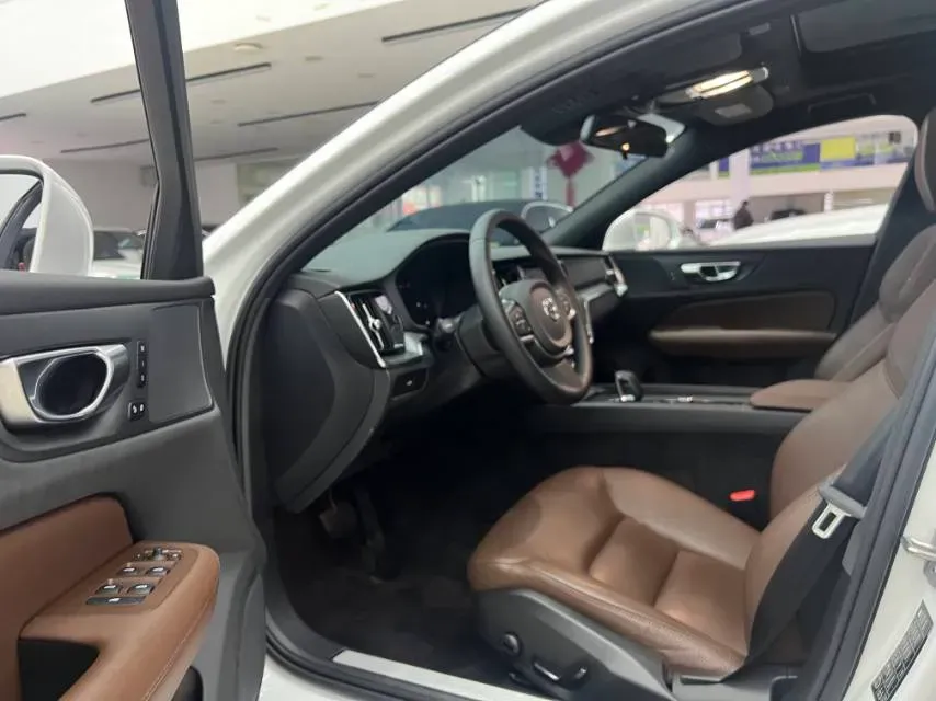 2025 Volvo S60 2.0T 197HP L4 7DCT,autocango,china used car exporter,china ev exporter,chinese used car exporter,chinese used ev exporter