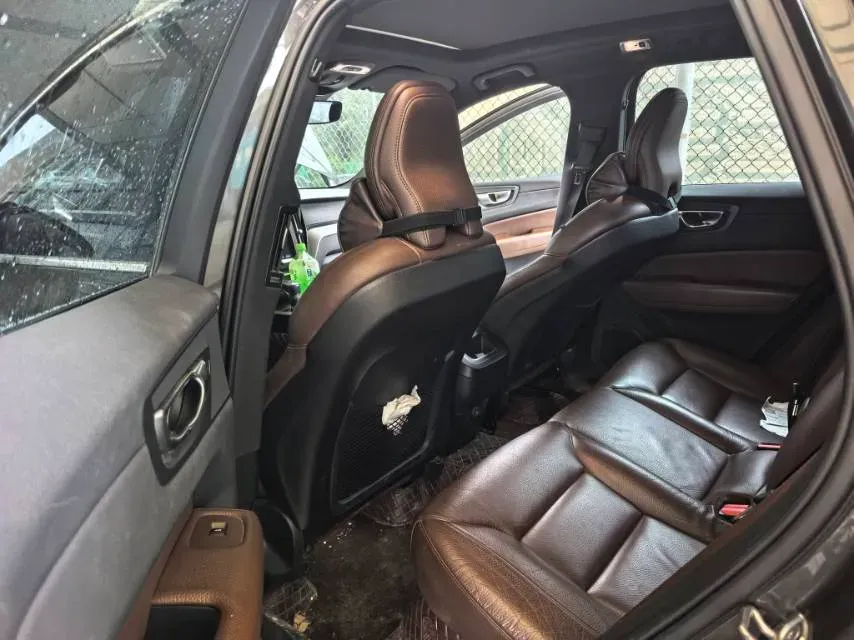 2021 Volvo XC60 2.0T 250HP L4 8AT,autocango,china used car exporter,china ev exporter,chinese used car exporter,chinese used ev exporter