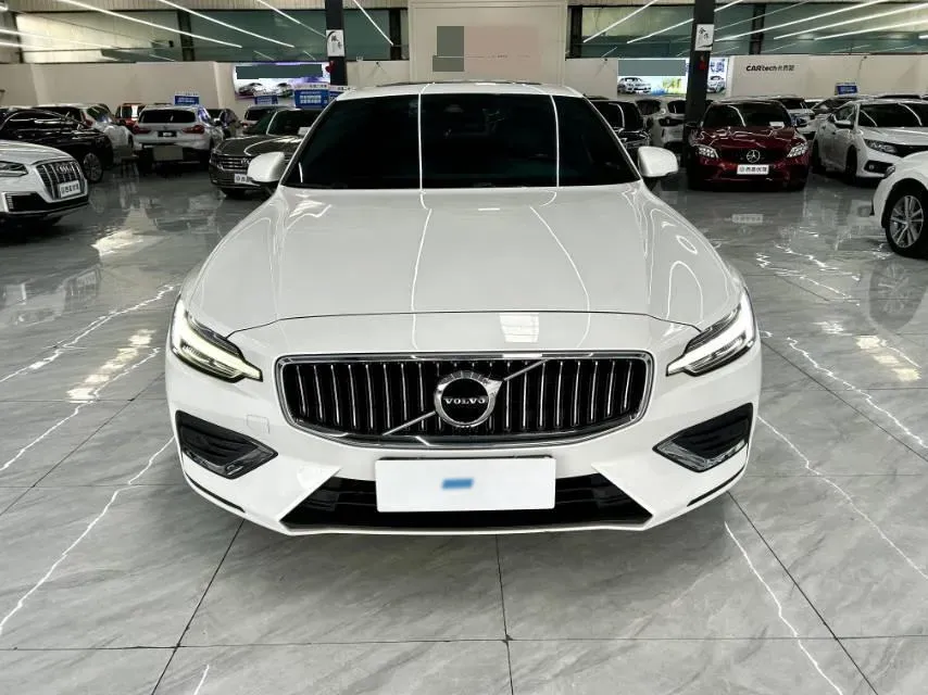 2022 Volvo S60 2.0T 197HP L4 8AT,autocango,china used car exporter,china ev exporter,chinese used car exporter,chinese used ev exporter
