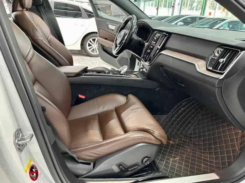 2022 Volvo S60 2.0T 197HP L4 8AT,autocango,china used car exporter,china ev exporter,chinese used car exporter,chinese used ev exporter