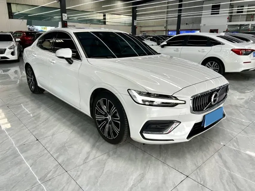 2022 Volvo S60 2.0T 197HP L4 8AT,autocango,china used car exporter,china ev exporter,chinese used car exporter,chinese used ev exporter