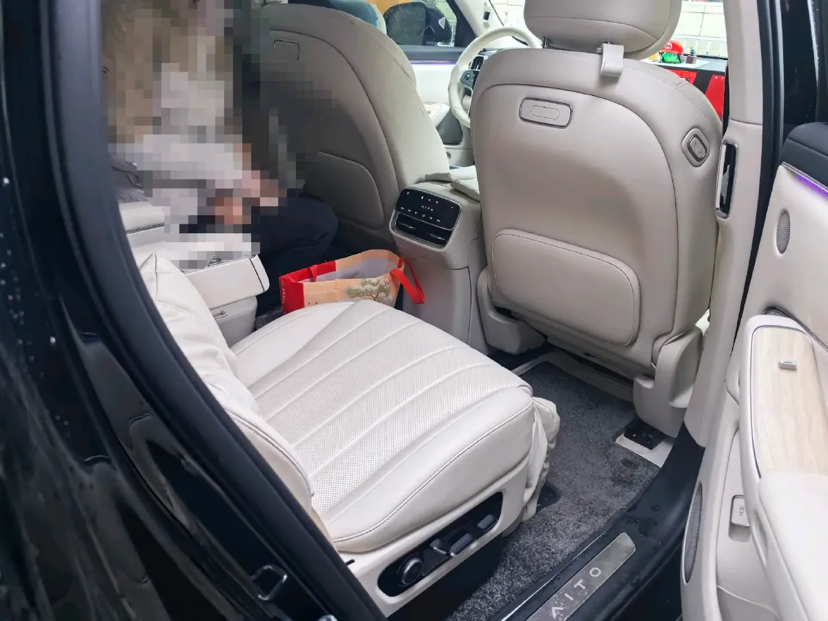 2025 AITO AITO M8 REEV 160HP REEV 53.4KWH,autocango,china used car exporter,china ev exporter,chinese used car exporter,chinese used ev exporter