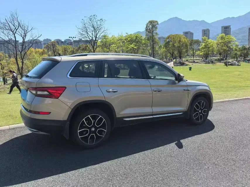 2019 Skoda Superb 2.0T 220HP L4 7DCT,autocango,china used car exporter,china ev exporter,chinese used car exporter,chinese used ev exporter