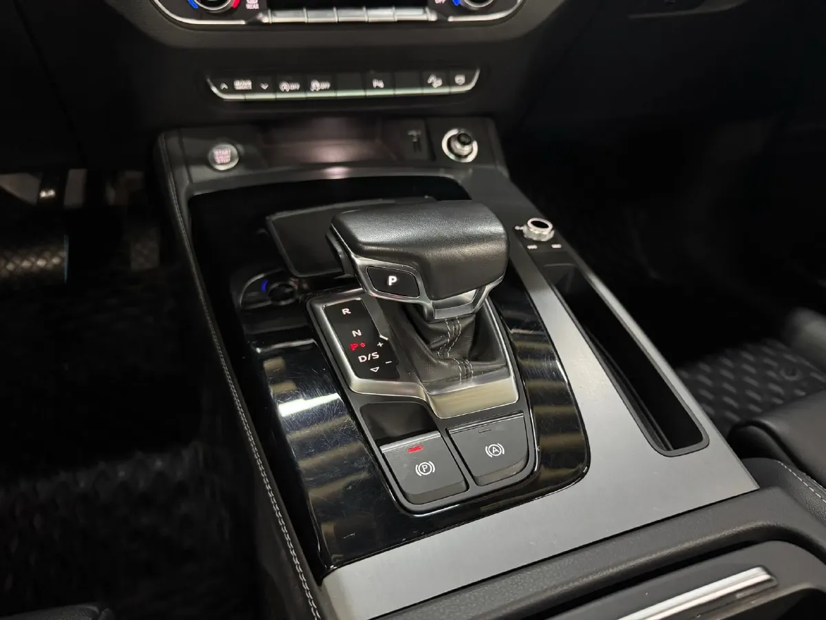 2022 Audi Q5L 2.0T 190HP L4 7DCT,autocango,china used car exporter,china ev exporter,chinese used car exporter,chinese used ev exporter