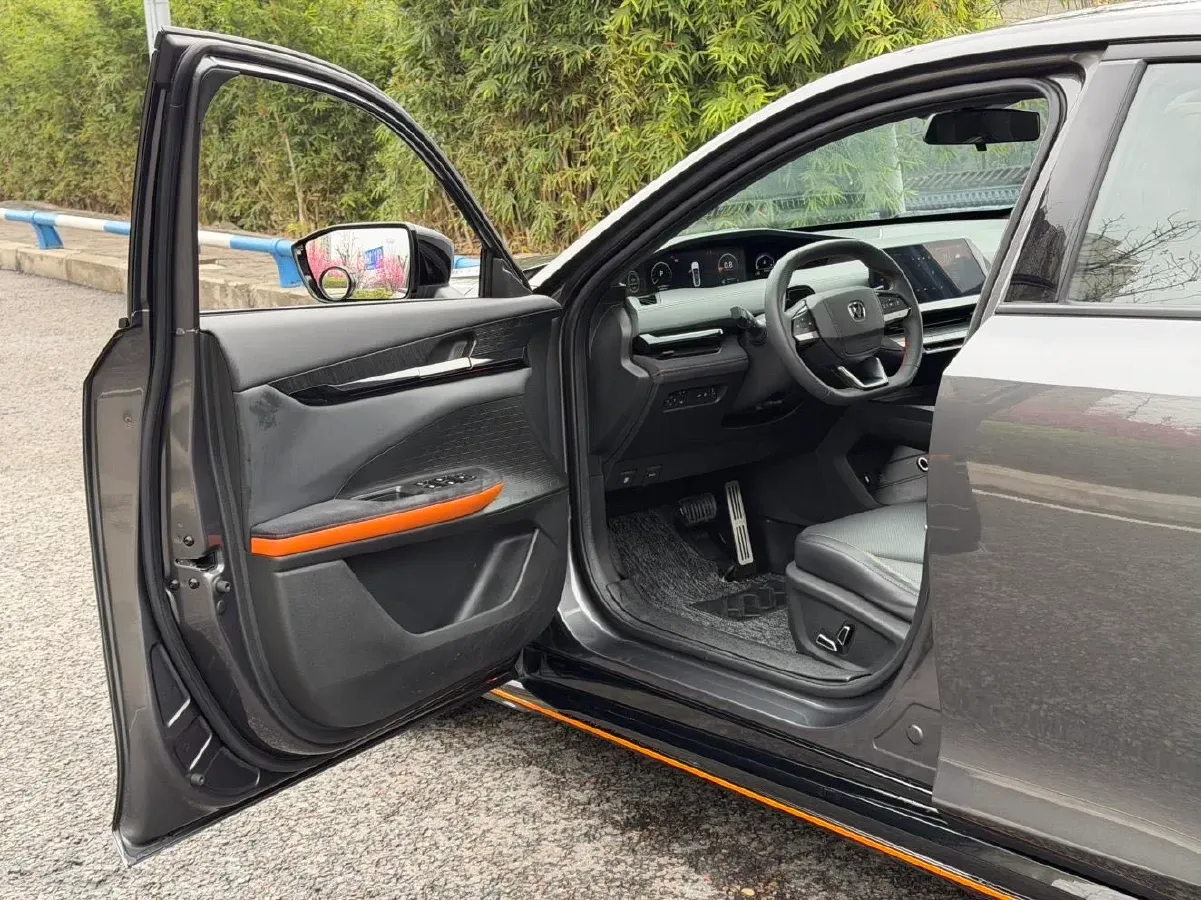 2022 ChangAn UNI-V 1.5T 188HP L4 7DCT,autocango,china used car exporter,china ev exporter,chinese used car exporter,chinese used ev exporter