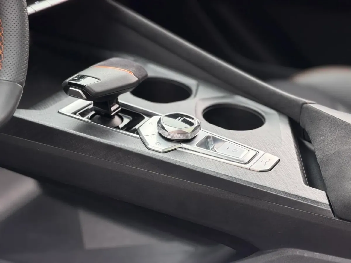 2022 ChangAn UNI-V 1.5T 188HP L4 7DCT,autocango,china used car exporter,china ev exporter,chinese used car exporter,chinese used ev exporter