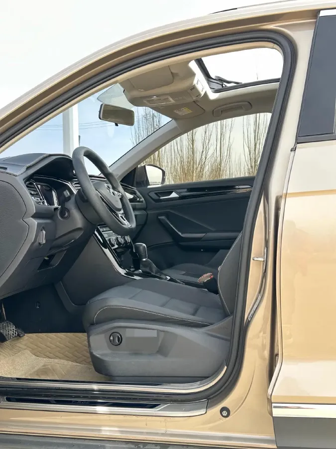 2021 Volkswagen T-Roc 1.4T 150HP L4 7DCT,autocango,china used car exporter,china ev exporter,chinese used car exporter,chinese used ev exporter