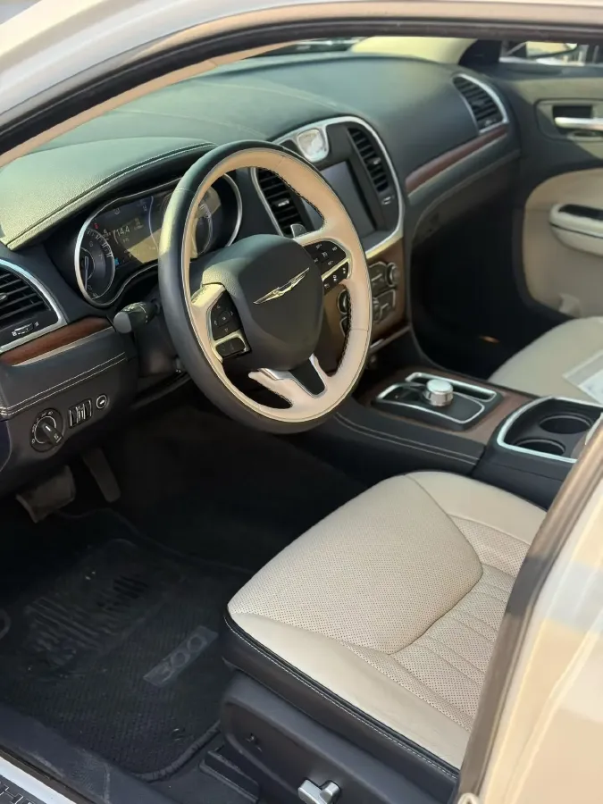 2016 Chrysler 300C 3.0L 234HP V6 8AT,autocango,china used car exporter,china ev exporter,chinese used car exporter,chinese used ev exporter