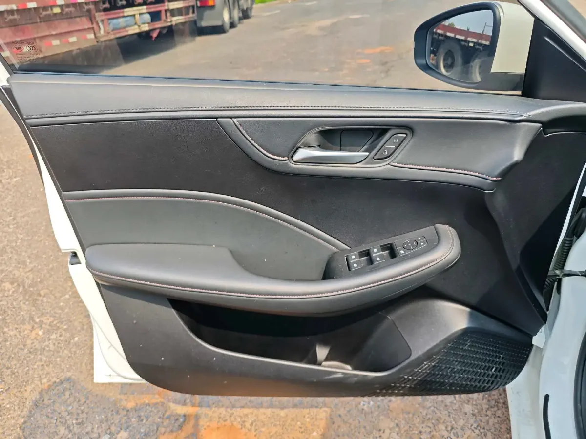 2023 Roewe i5 1.5L 129HP L4 CVT,autocango,china used car exporter,china ev exporter,chinese used car exporter,chinese used ev exporter