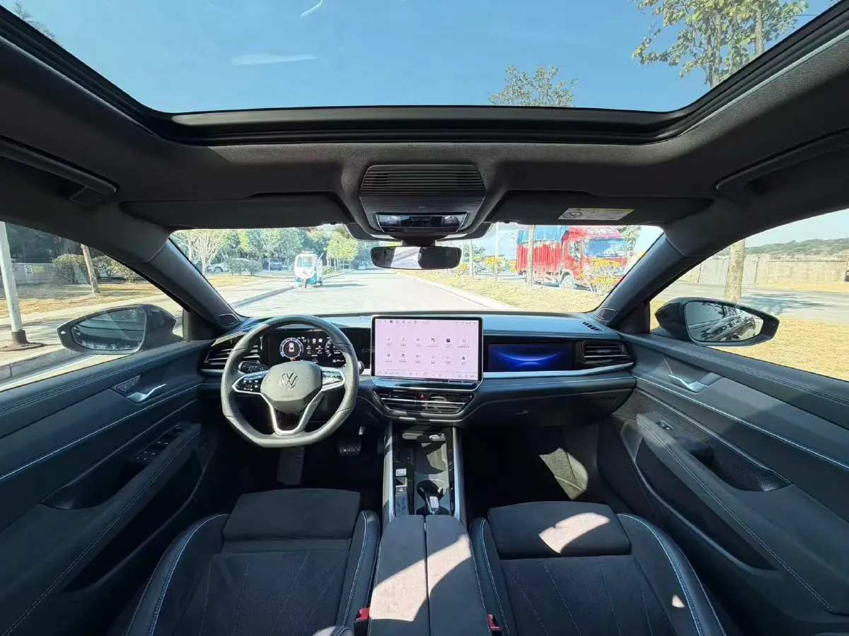 2025 Volkswagen Passat 2.0T 220HP L4 7DCT,autocango,china used car exporter,china ev exporter,chinese used car exporter,chinese used ev exporter