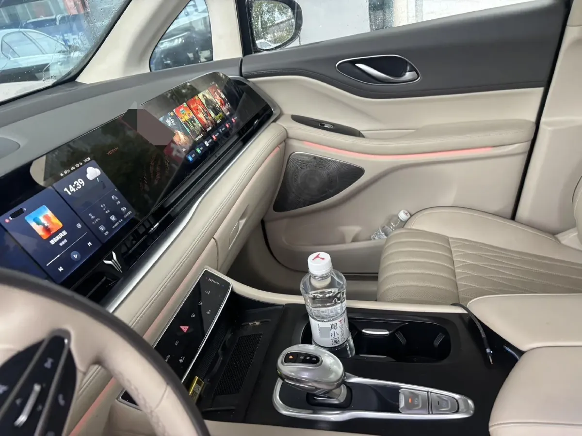 2024 Voyah Dream 1.5T 150HP L4 PHEV 43KWH,autocango,china used car exporter,china ev exporter,chinese used car exporter,chinese used ev exporter