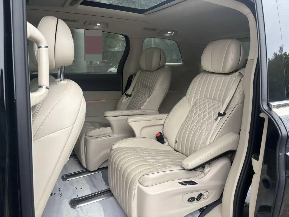 2024 Voyah Dream 1.5T 150HP L4 PHEV 43KWH,autocango,china used car exporter,china ev exporter,chinese used car exporter,chinese used ev exporter