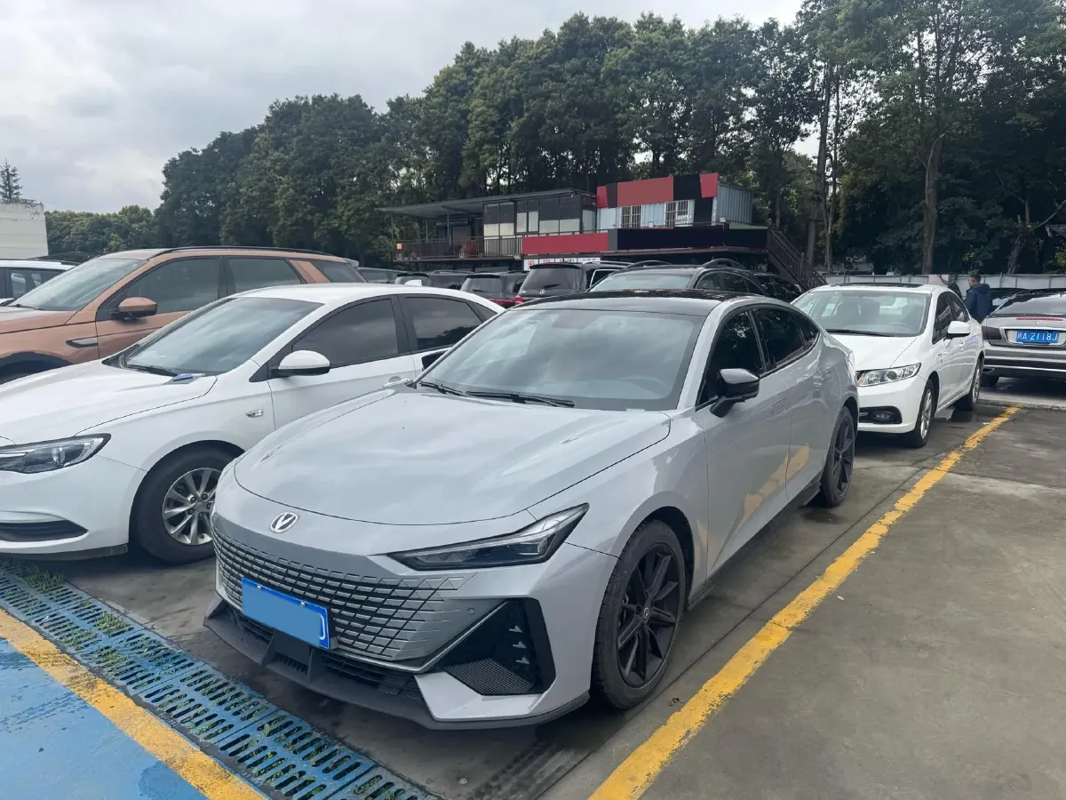 2022 ChangAn UNI-V 1.5T 188HP L4 7DCT,autocango,china used car exporter,china ev exporter,chinese used car exporter,chinese used ev exporter