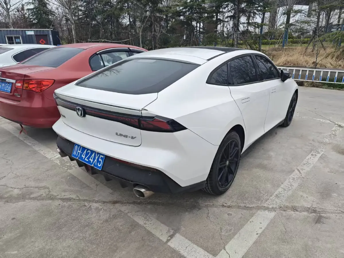 2022 ChangAn UNI-V 1.5T 188HP L4 7DCT,autocango,china used car exporter,china ev exporter,chinese used car exporter,chinese used ev exporter