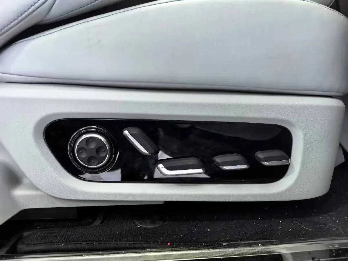 2025 AITO AITO M9 REEV 160HP REEV 52KWH,autocango,china used car exporter,china ev exporter,chinese used car exporter,chinese used ev exporter