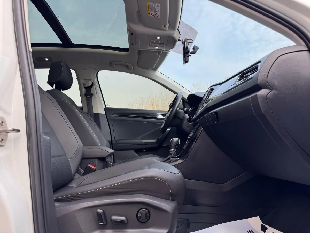 2022 Volkswagen T-Roc 1.4T 150HP L4 7DCT,autocango,china used car exporter,china ev exporter,chinese used car exporter,chinese used ev exporter