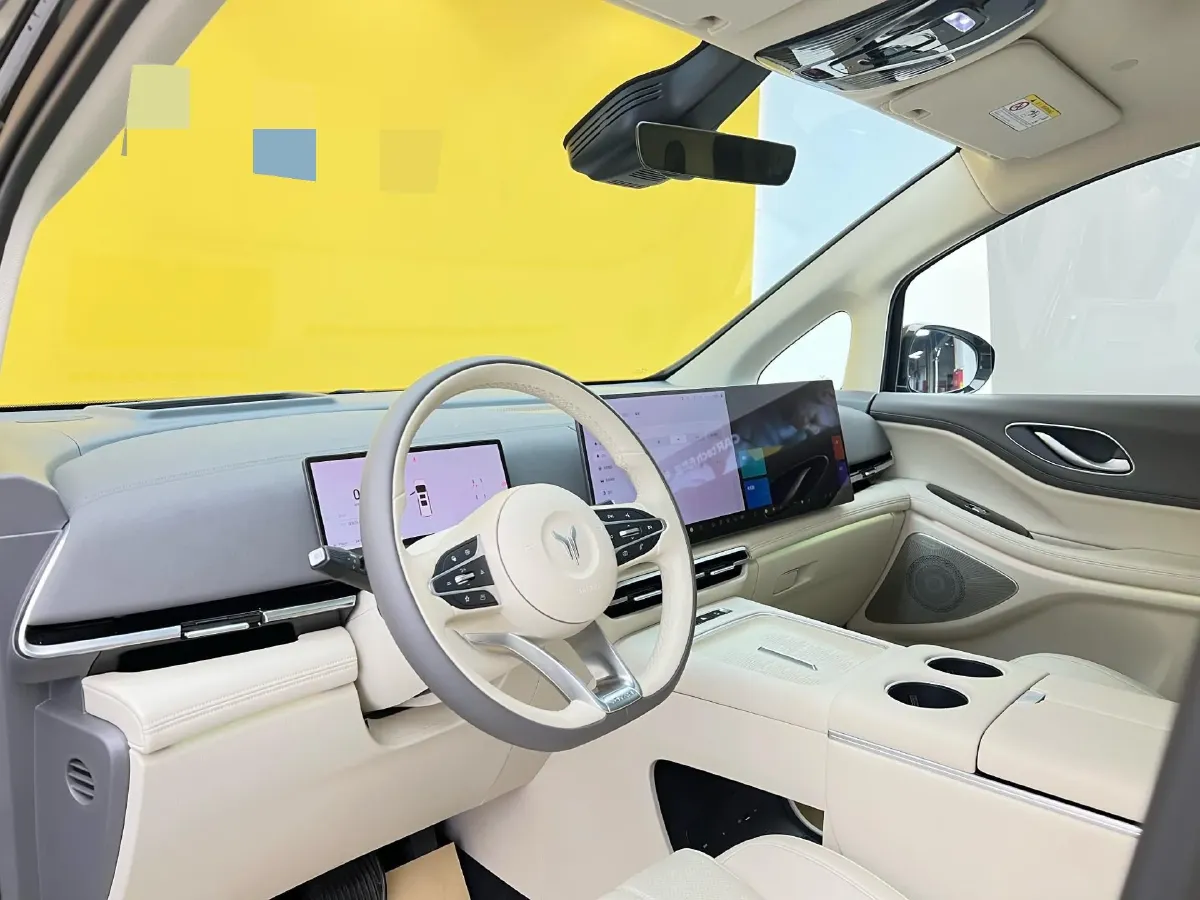 2025 Voyah Dream 1.5T 150HP L4 PHEV 41.7KWH,autocango,china used car exporter,china ev exporter,chinese used car exporter,chinese used ev exporter