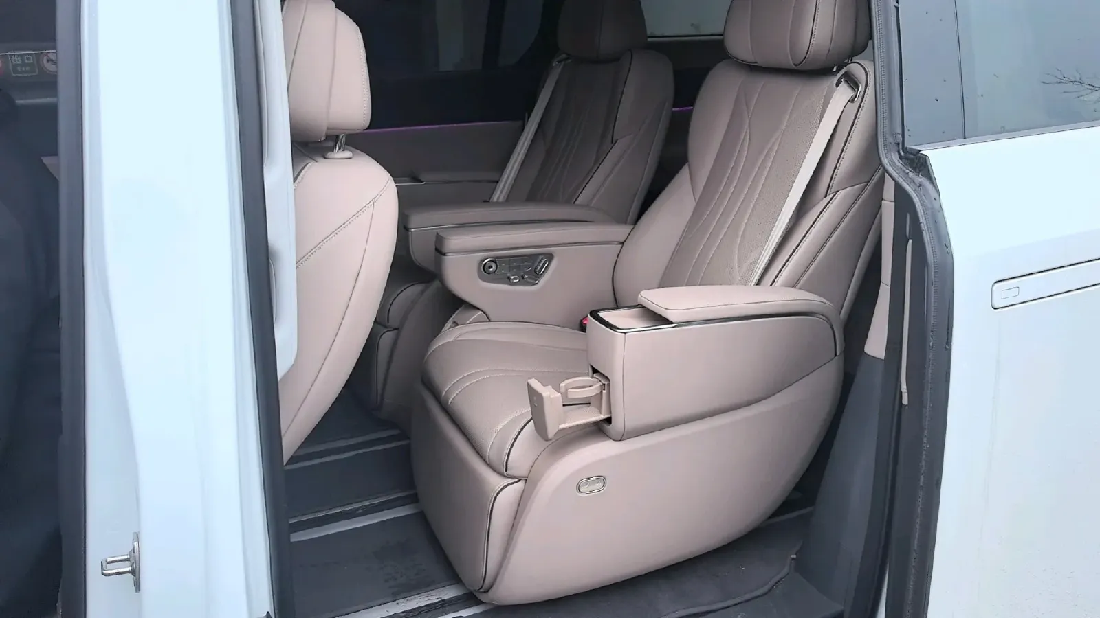 2025 Xpeng X9 BEV,autocango,china used car exporter,china ev exporter,chinese used car exporter,chinese used ev exporter