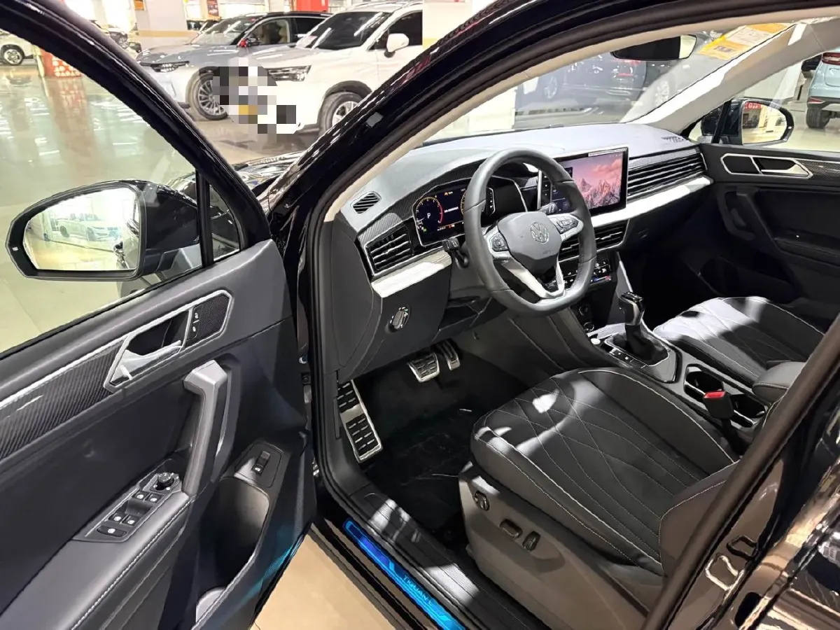2025 Volkswagen Tiguan L 2.0T 186HP L4 7DCT,autocango,china used car exporter,china ev exporter,chinese used car exporter,chinese used ev exporter