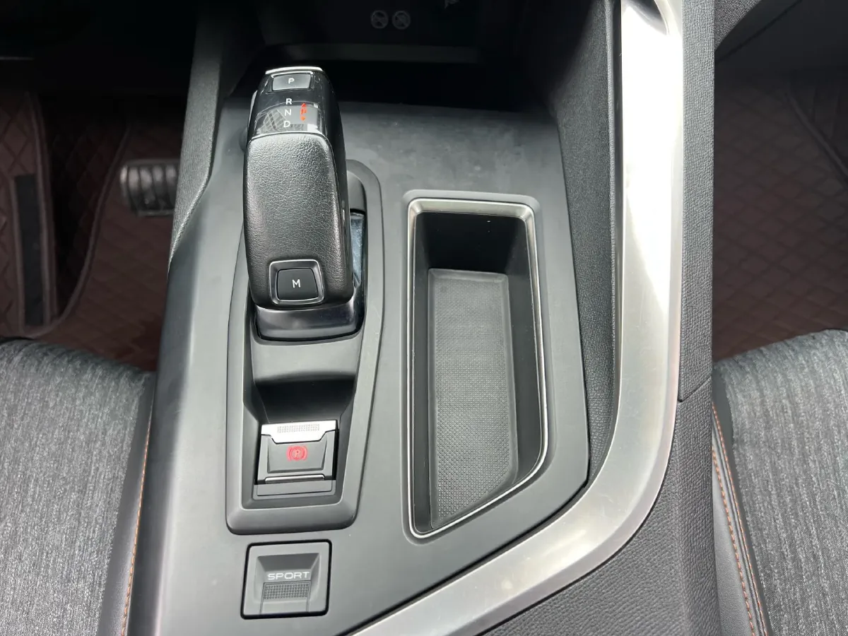 2017 Peugeot 5008 1.8T 204HP L4 6AT,autocango,china used car exporter,china ev exporter,chinese used car exporter,chinese used ev exporter