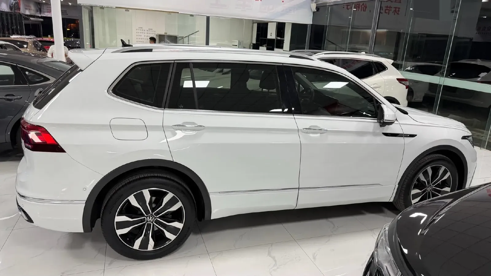 2023 Volkswagen Tiguan L 2.0T 186HP L4 7DCT,autocango,china used car exporter,china ev exporter,chinese used car exporter,chinese used ev exporter