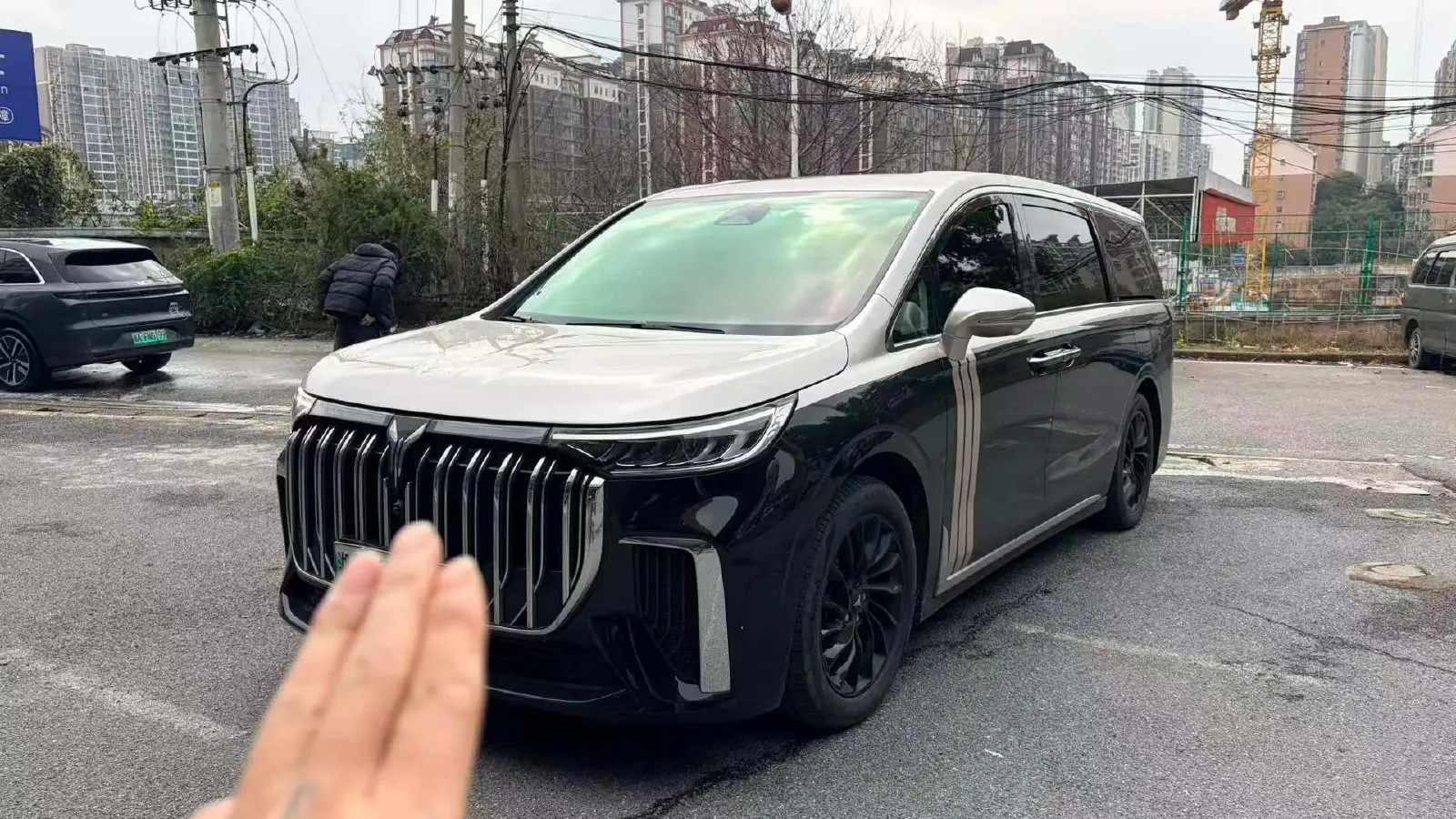 2024 Voyah Dream 1.5T 150HP L4 PHEV 43KWH,autocango,china used car exporter,china ev exporter,chinese used car exporter,chinese used ev exporter