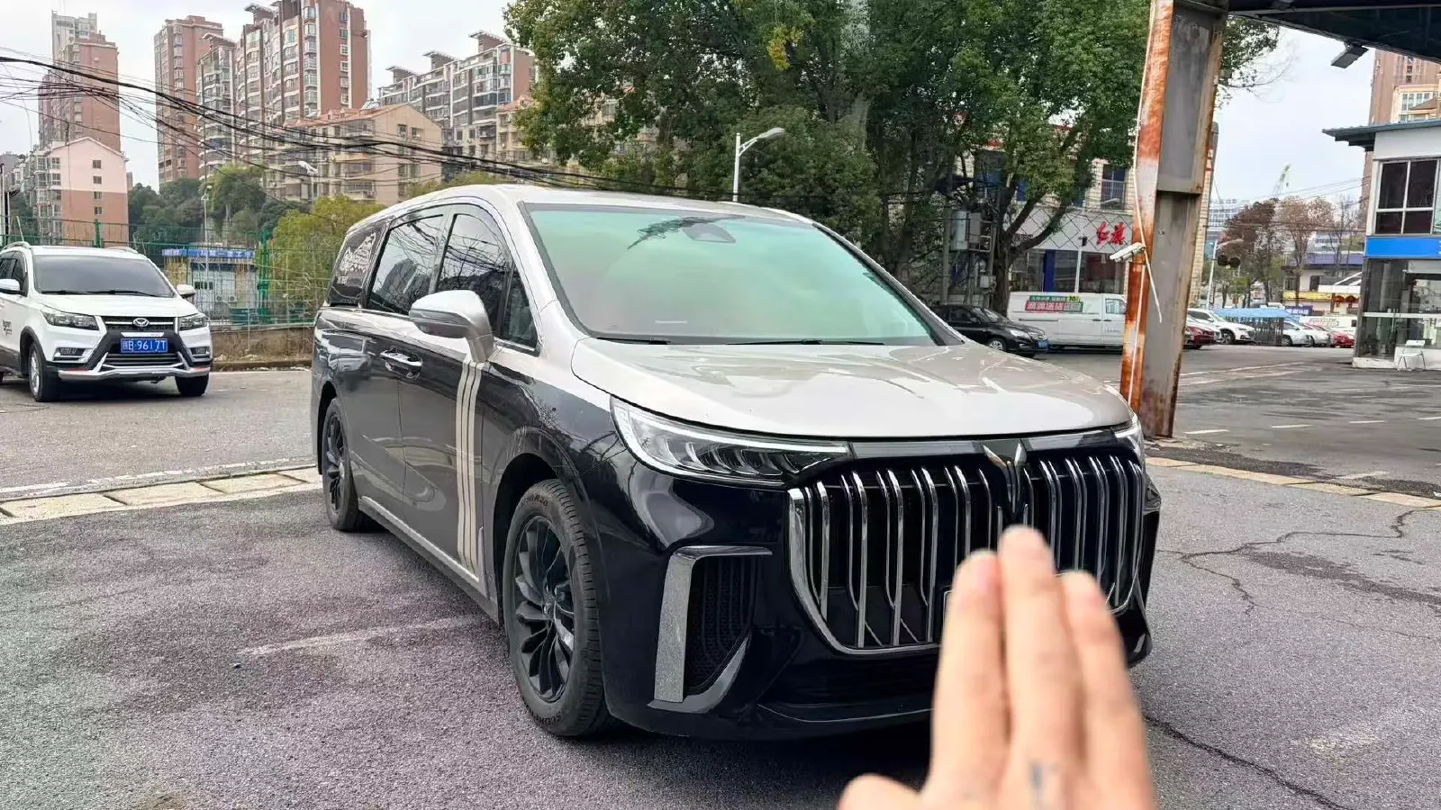 2024 Voyah Dream 1.5T 150HP L4 PHEV 43KWH,autocango,china used car exporter,china ev exporter,chinese used car exporter,chinese used ev exporter