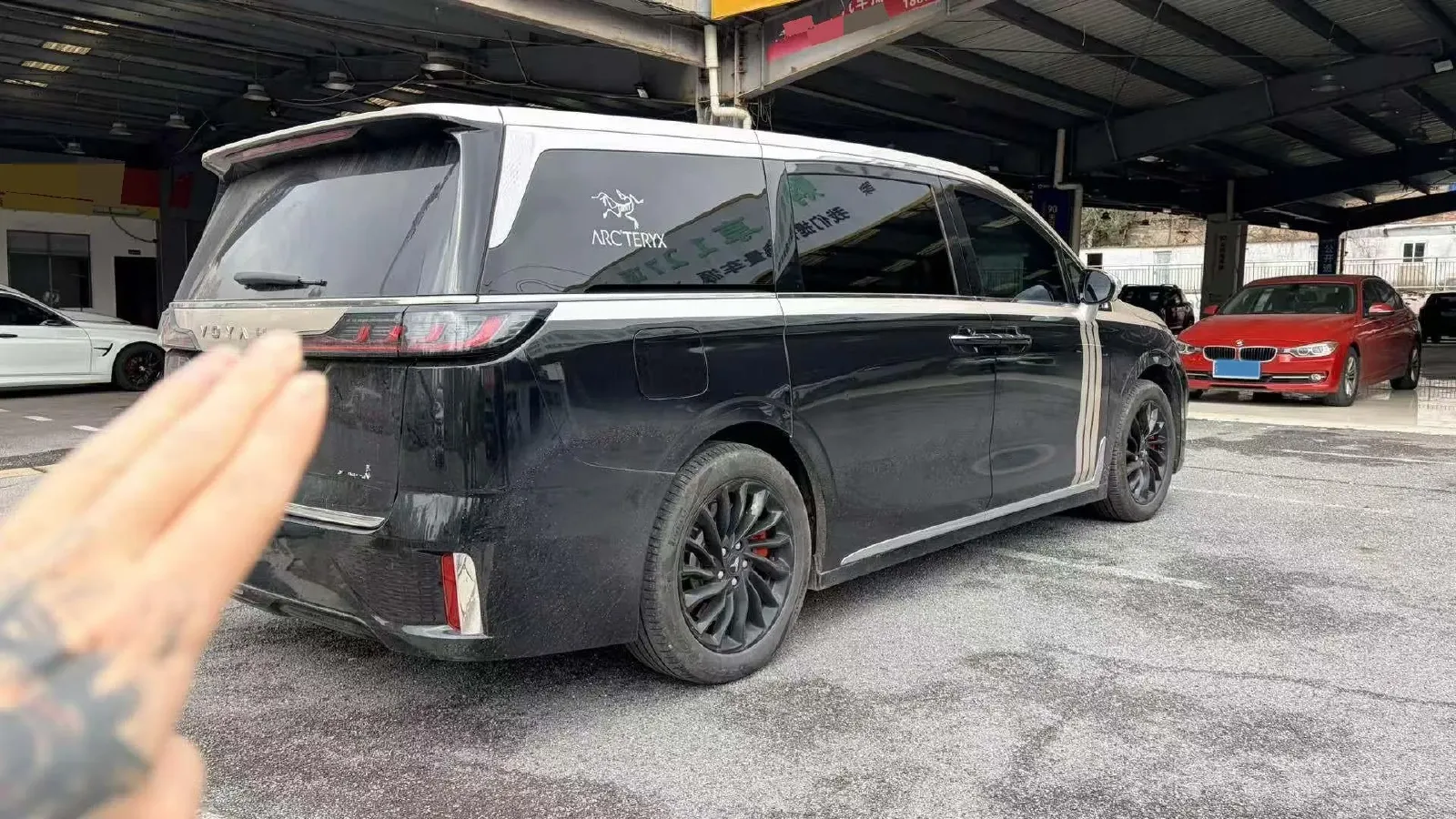 2024 Voyah Dream 1.5T 150HP L4 PHEV 43KWH,autocango,china used car exporter,china ev exporter,chinese used car exporter,chinese used ev exporter