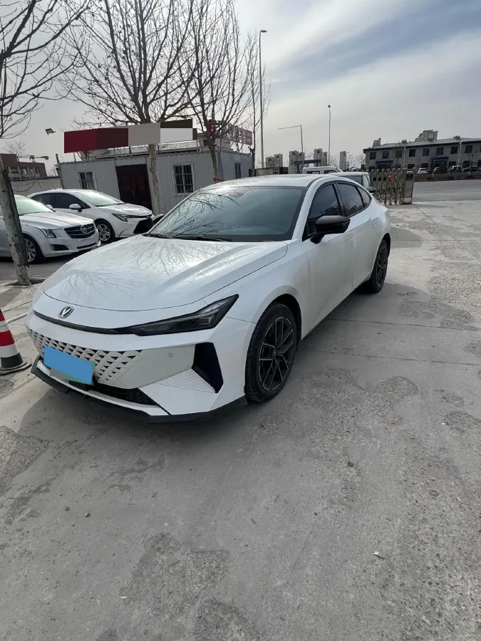 2024 ChangAn UNI-V iDD 1.5L 110HP L4 E-CVT PHEV 18.99KWH,autocango,china used car exporter,china ev exporter,chinese used car exporter,chinese used ev exporter