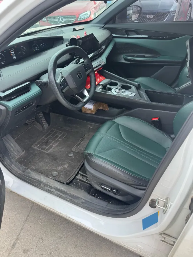 2024 ChangAn UNI-V iDD 1.5L 110HP L4 E-CVT PHEV 18.99KWH,autocango,china used car exporter,china ev exporter,chinese used car exporter,chinese used ev exporter