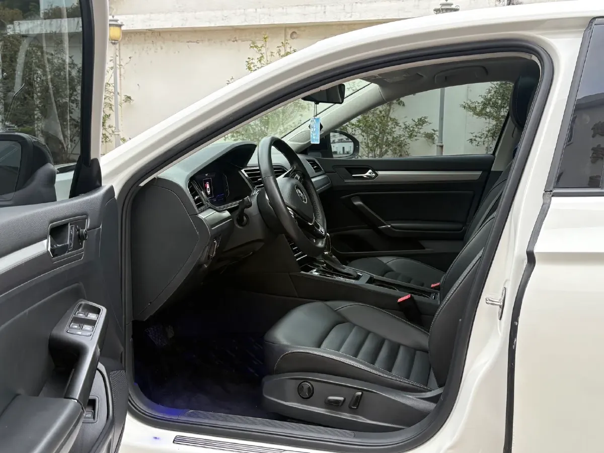 2021 Volkswagen T-Roc 1.4T 150HP L4 7DCT,autocango,china used car exporter,china ev exporter,chinese used car exporter,chinese used ev exporter