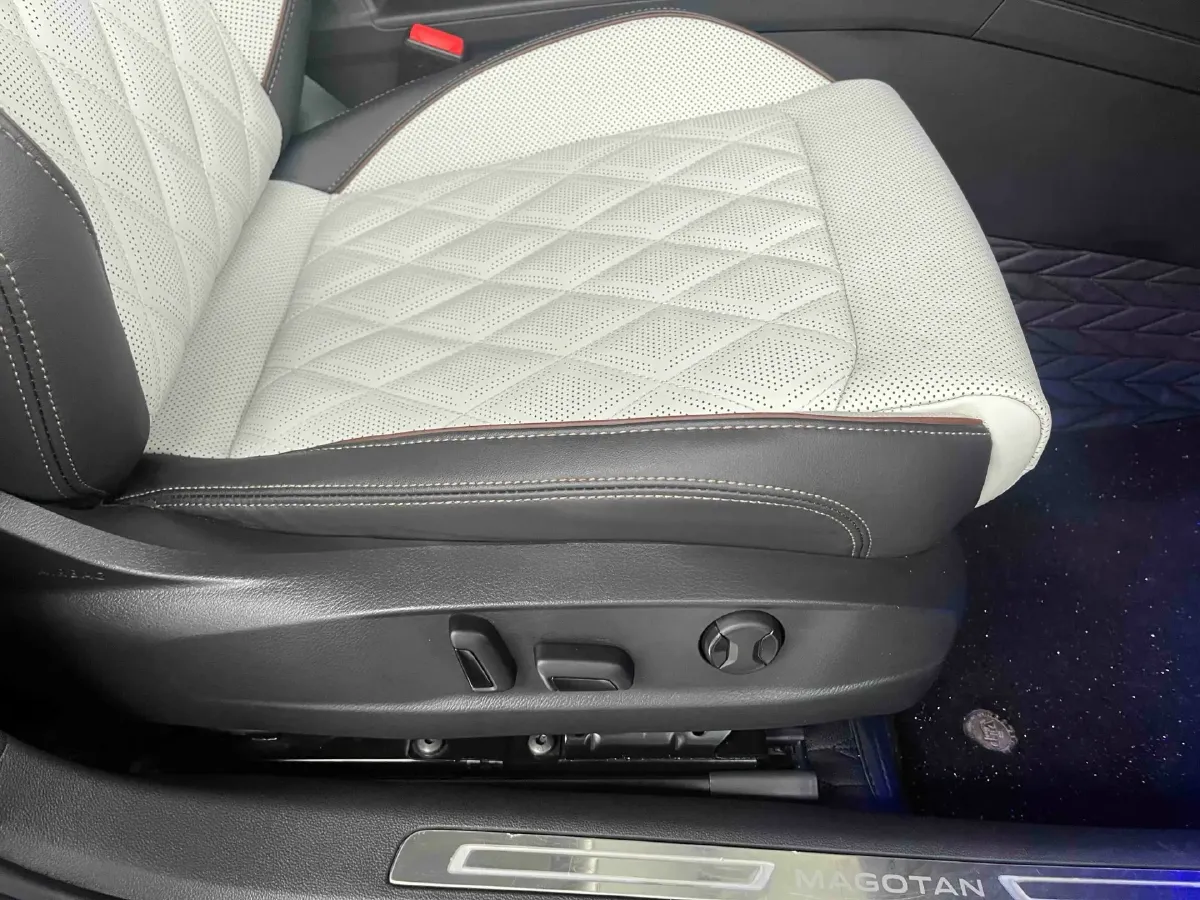 2023 Volkswagen Magotan 2.0T 186HP L4 7DCT,autocango,china used car exporter,china ev exporter,chinese used car exporter,chinese used ev exporter