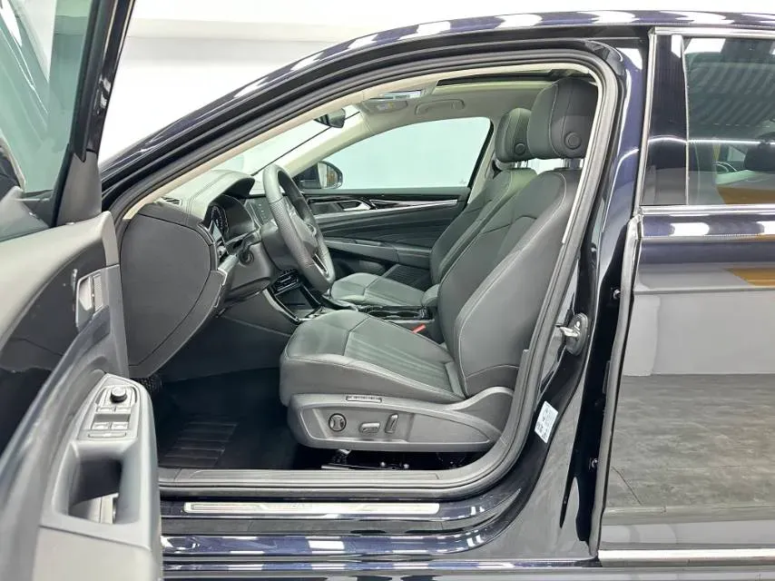 2025 Volkswagen Passat 2.0T 220HP L4 7DCT,autocango,china used car exporter,china ev exporter,chinese used car exporter,chinese used ev exporter