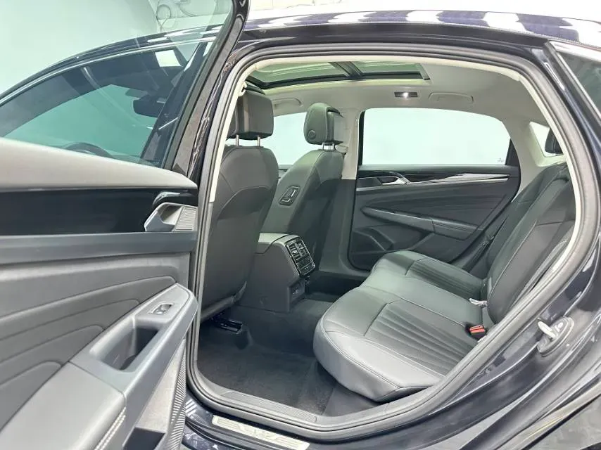 2025 Volkswagen Passat 2.0T 220HP L4 7DCT,autocango,china used car exporter,china ev exporter,chinese used car exporter,chinese used ev exporter