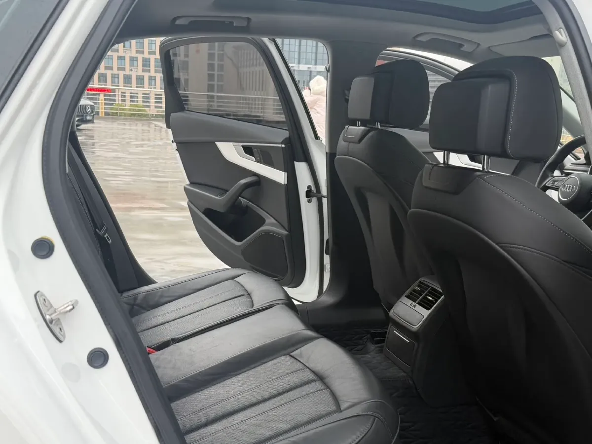 2020 Audi A4L 2.0T 190HP L4 7DCT,autocango,china used car exporter,china ev exporter,chinese used car exporter,chinese used ev exporter