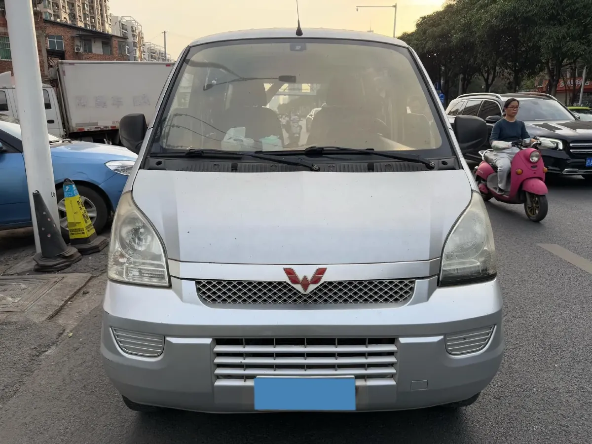 2017 WuLing RongGuang 1.5L 107HP L4 5MT,autocango,china used car exporter,china ev exporter,chinese used car exporter,chinese used ev exporter