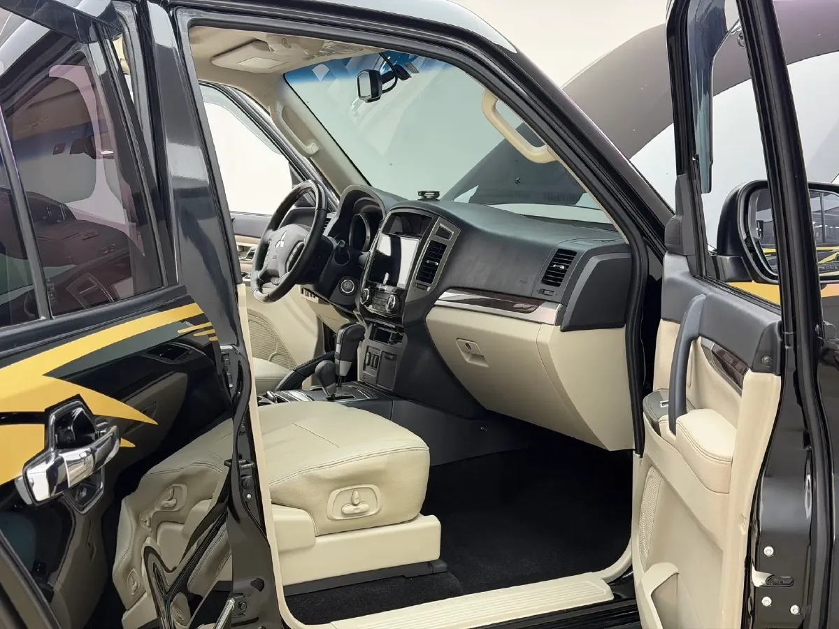 2018 Mitsubishi Pajero 3.0L 174HP V6 5AT,autocango,china used car exporter,china ev exporter,chinese used car exporter,chinese used ev exporter