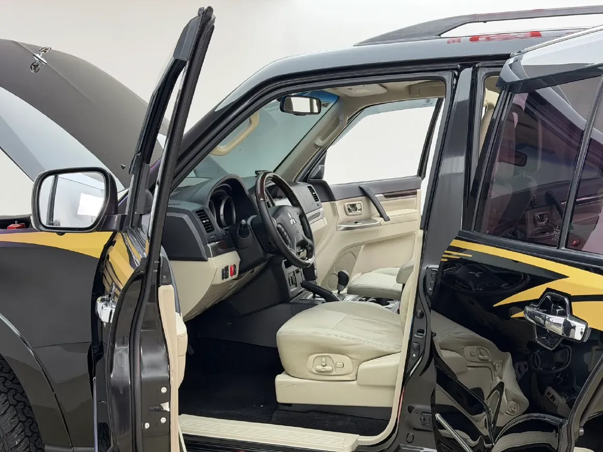 2018 Mitsubishi Pajero 3.0L 174HP V6 5AT,autocango,china used car exporter,china ev exporter,chinese used car exporter,chinese used ev exporter