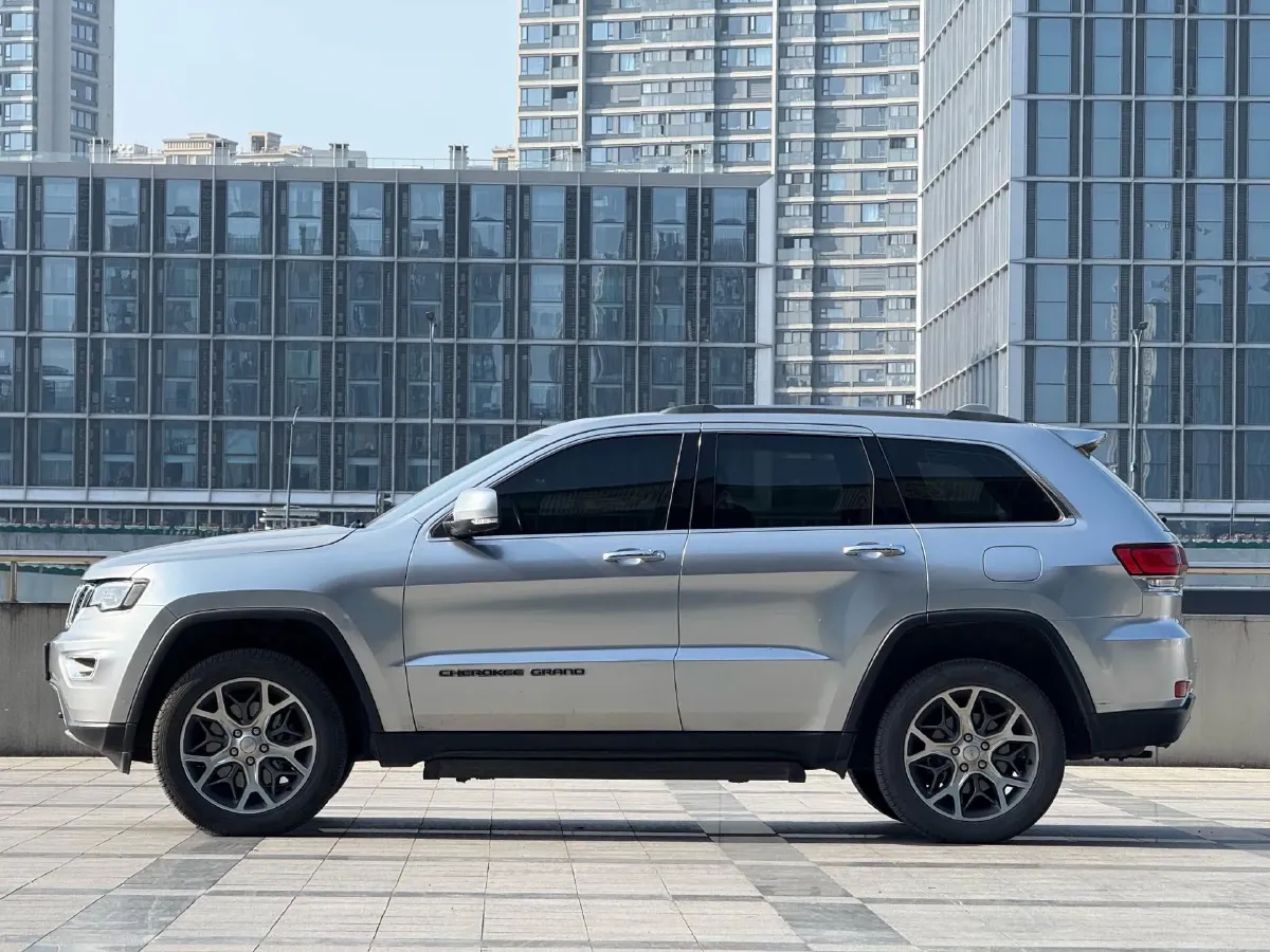 2020 Jeep Grand Cherokee 3.0L 234HP V6 8AT,autocango,china used car exporter,china ev exporter,chinese used car exporter,chinese used ev exporter