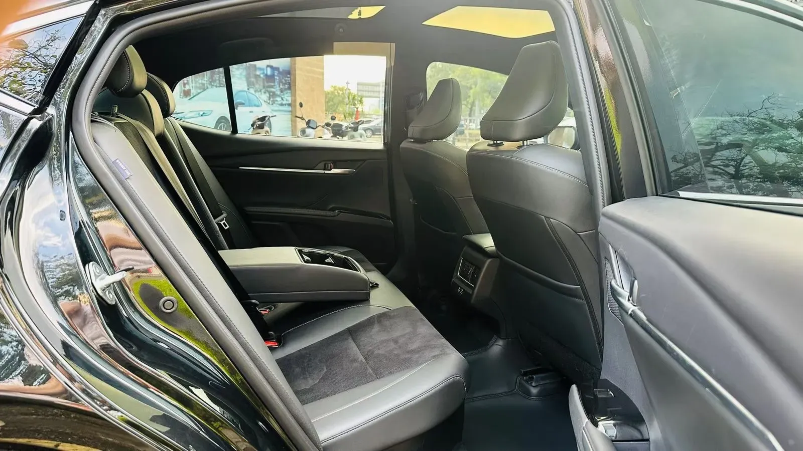 2024 Toyota Camry 2.5L 185HP L4 E-CVT Hybrid,autocango,china used car exporter,china ev exporter,chinese used car exporter,chinese used ev exporter