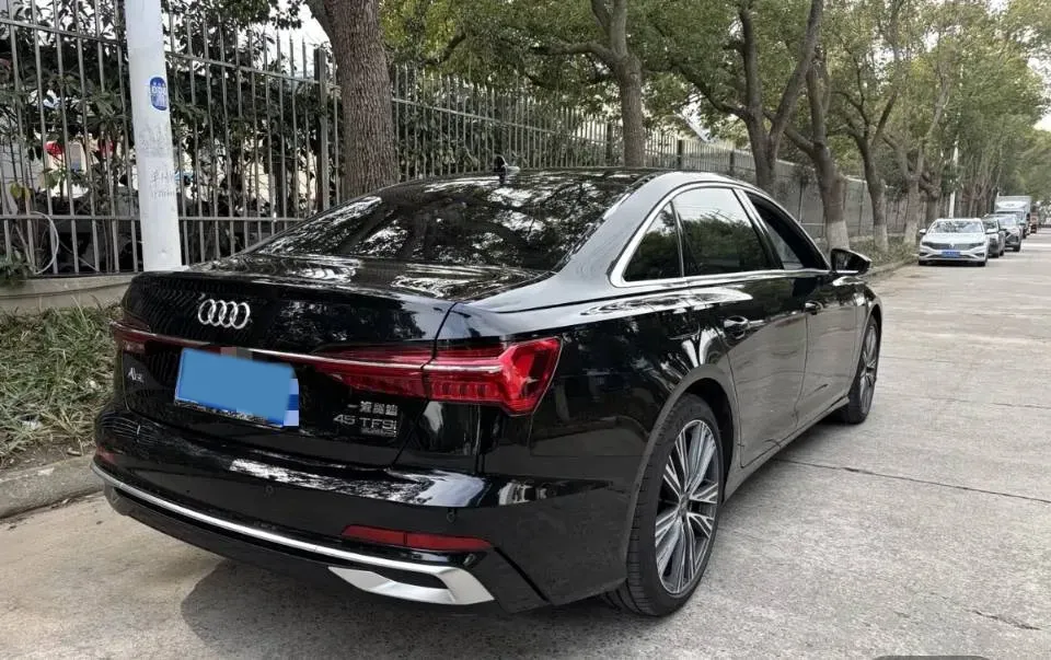 2025 Audi A6L 2.0T 245HP L4 7DCT,autocango,china used car exporter,china ev exporter,chinese used car exporter,chinese used ev exporter