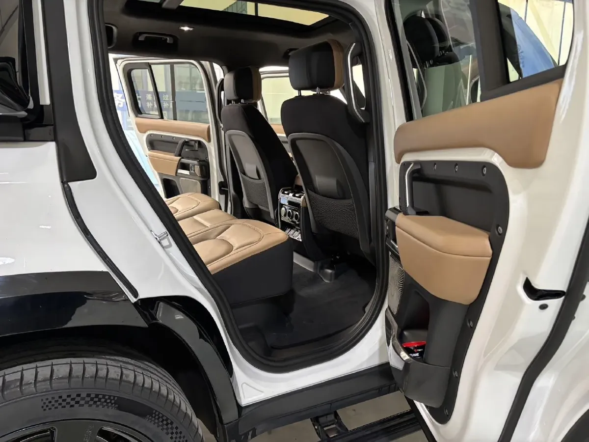2025 Land Rover Defender 3.0T 400HP L6 8AT,autocango,china used car exporter,china ev exporter,chinese used car exporter,chinese used ev exporter