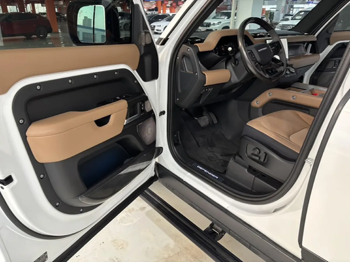 2025 Land Rover Defender 3.0T 400HP L6 8AT,autocango,china used car exporter,china ev exporter,chinese used car exporter,chinese used ev exporter