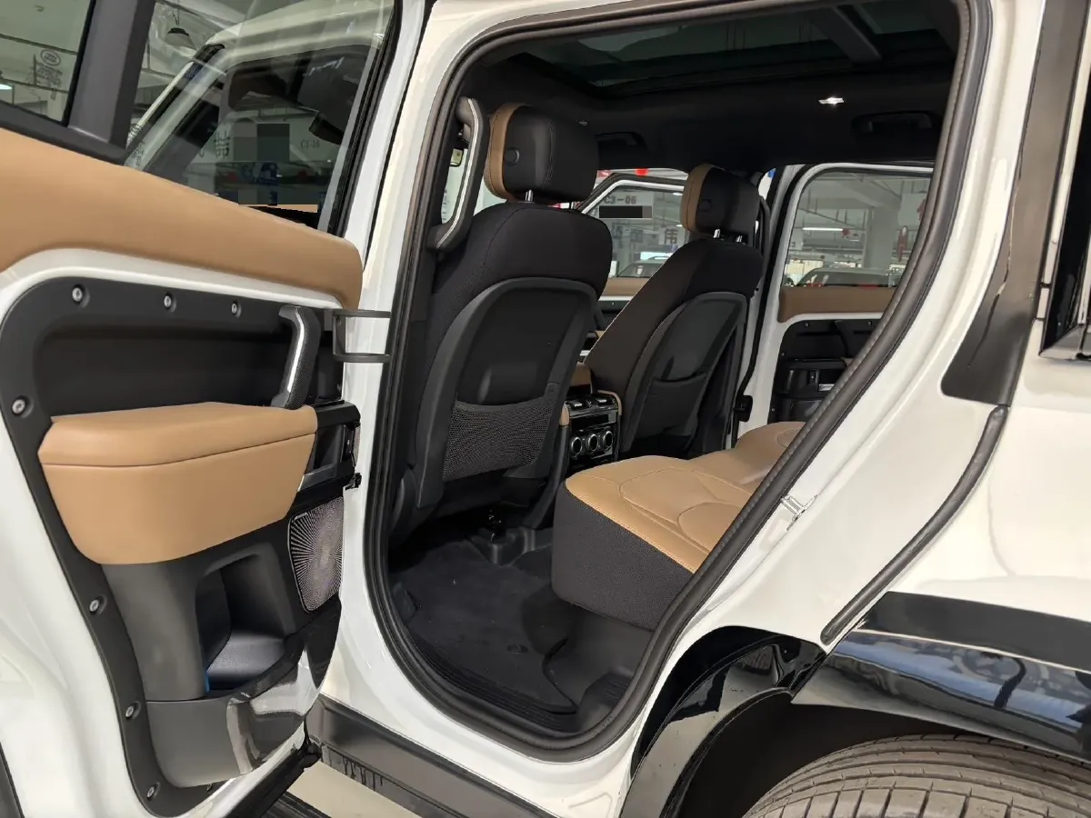 2025 Land Rover Defender 3.0T 400HP L6 8AT,autocango,china used car exporter,china ev exporter,chinese used car exporter,chinese used ev exporter