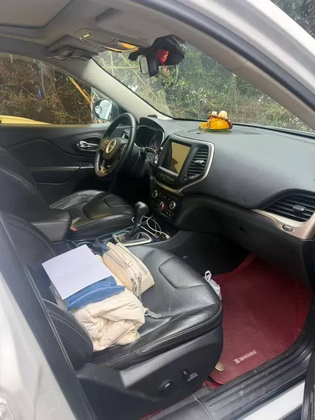 2017 Jeep Cherokee 2.0L 155HP L4 9AT,autocango,china used car exporter,china ev exporter,chinese used car exporter,chinese used ev exporter